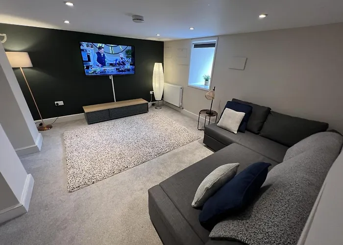 Luxurious Victorian Villa With Parking Sleeps Six