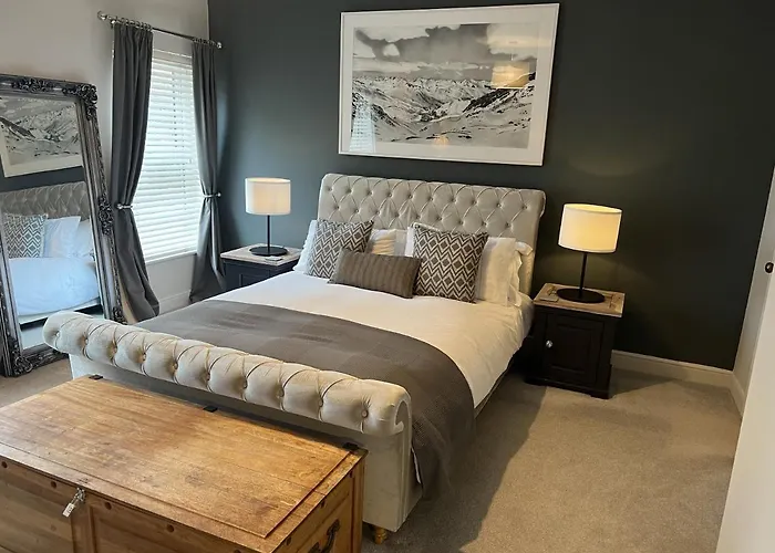 Luxurious Victorian Villa With Parking Sleeps Six