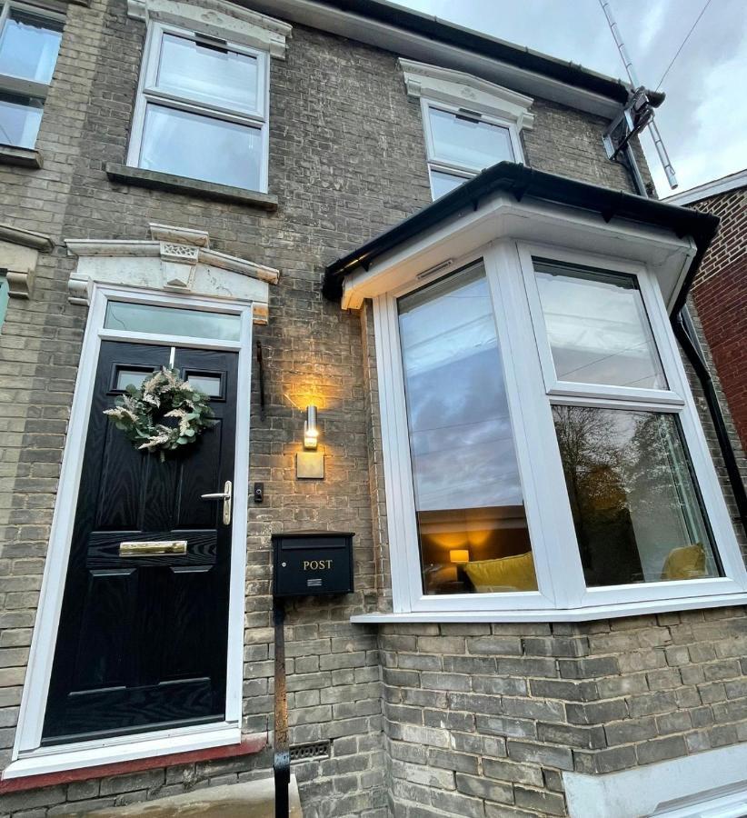 Luxurious Victorian With Parking Sleeps Six
