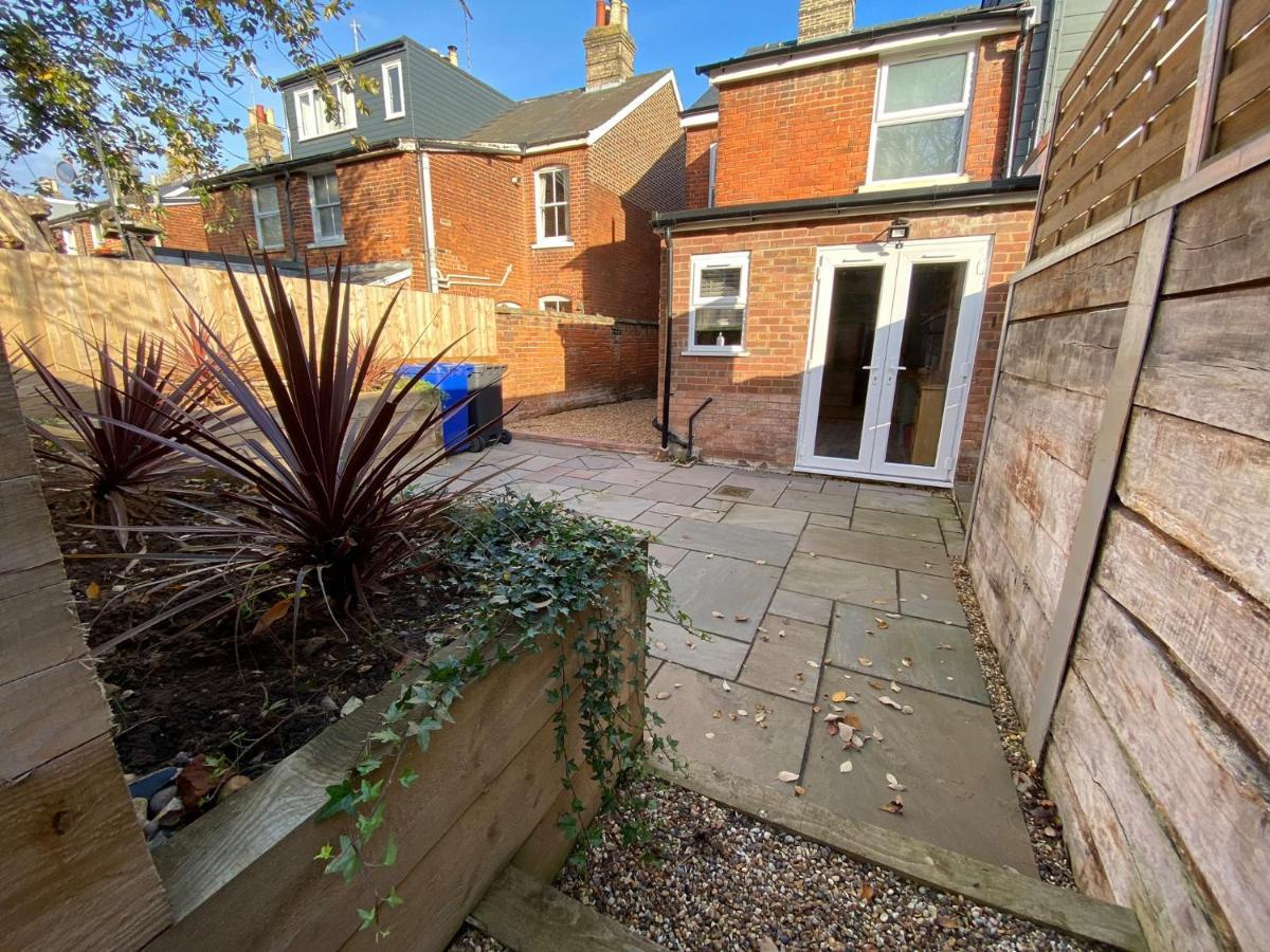 Luxurious Victorian With Parking Sleeps Six Holiday home
